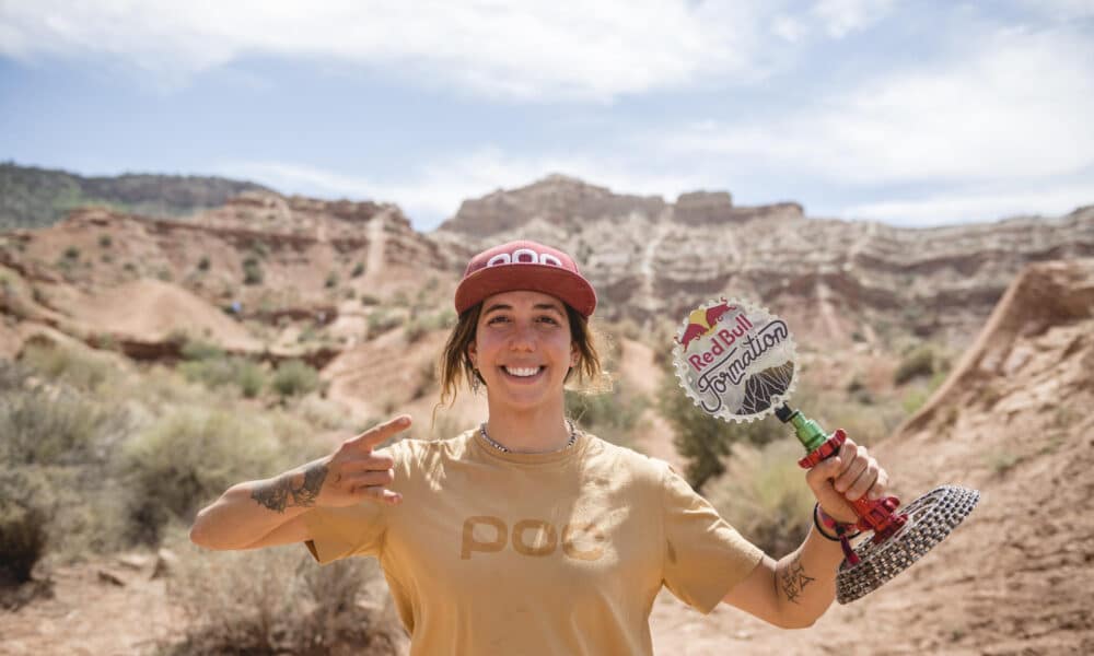 Fotografía fechada el 15 de mayo de 2022 cedida por Red Bull Media House donde aparece la argentina Camila Nogueira mostrando la copa del premio 'Spiciest Line' ganado en el Red Bull Formation en Virgin, Utah (EE.UU.). EFE/Red Bull Media House /SOLO USO EDITORIAL /NO VENTAS /SOLO DISPONIBLE PARA ILUSTRAR LA NOTICIA QUE ACOMPAÑA /CRÉDITO OBLIGATORIO