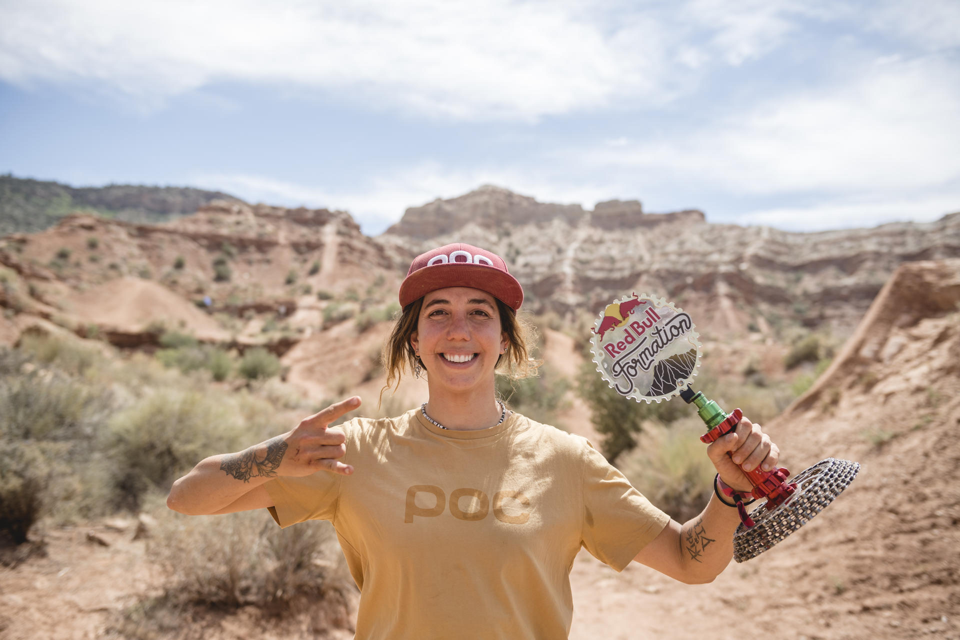 Fotografía fechada el 15 de mayo de 2022 cedida por Red Bull Media House donde aparece la argentina Camila Nogueira mostrando la copa del premio 'Spiciest Line' ganado en el Red Bull Formation en Virgin, Utah (EE.UU.). EFE/Red Bull Media House /SOLO USO EDITORIAL /NO VENTAS /SOLO DISPONIBLE PARA ILUSTRAR LA NOTICIA QUE ACOMPAÑA /CRÉDITO OBLIGATORIO