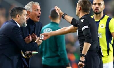 El árbitro Clement Turpin manda a la grada al entrenador del Fenerbahce, Jose Mourinho (2-I), durante el partido de fútbol de la UEFA Europa League entre el Fenerbahce SK y el Manchester United, en Estambul, Turquía, 24 de octubre de 2024.EFE/EPA/TOLGA BOZOGLU