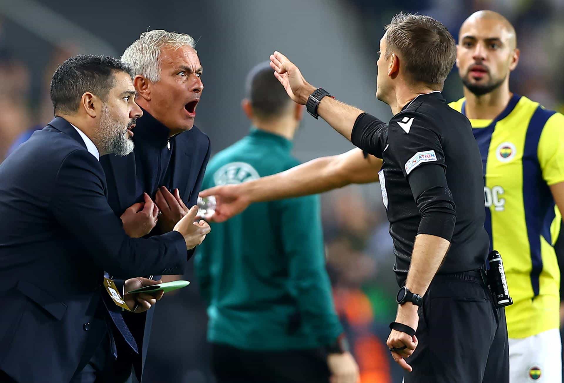 El árbitro Clement Turpin manda a la grada al entrenador del Fenerbahce, Jose Mourinho (2-I), durante el partido de fútbol de la UEFA Europa League entre el Fenerbahce SK y el Manchester United, en Estambul, Turquía, 24 de octubre de 2024.EFE/EPA/TOLGA BOZOGLU