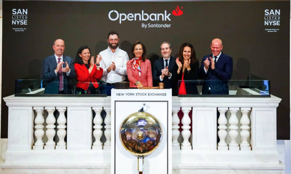 Fotografía cedida por New York Stock Exchange (NYSE) de la presidenta del Banco Santander, Ana Patricia Botín (c); la presidenta de la Bolsa de NuevaYork, Lynn Martin (2d); el golfista español, Jon Rahm (3i), y directivos de Openbank y de la Bolsa de Nueva York posando este lunes, en Nueva York. (Estados Unidos). EFE/ Courtney Crow