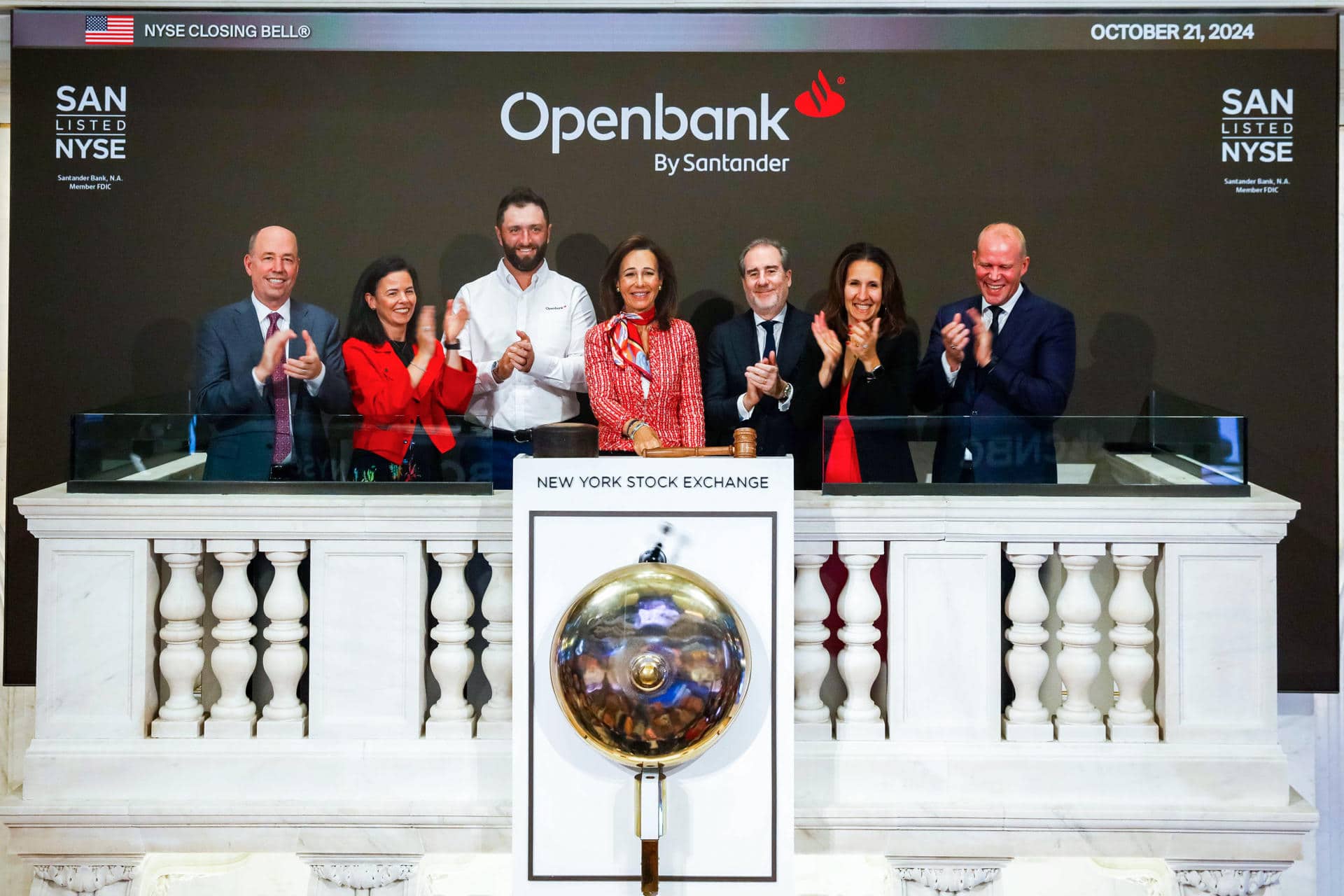 Fotografía cedida por New York Stock Exchange (NYSE) de la presidenta del Banco Santander, Ana Patricia Botín (c); la presidenta de la Bolsa de NuevaYork, Lynn Martin (2d); el golfista español, Jon Rahm (3i), y directivos de Openbank y de la Bolsa de Nueva York posando este lunes, en Nueva York. (Estados Unidos). EFE/ Courtney Crow