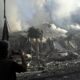 Un hombre fotografía un edificio humeante después de un ataque aéreo israelí sobre el barrio de Dahieh, uno de los bastiones de Hizbulá, en Beirut (El Líbano) estes jueves. EFE/ Wael Hamzeh