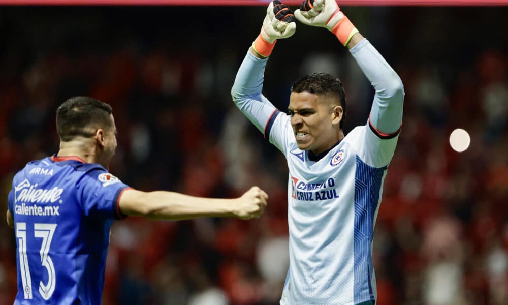 El portero Kevin Mier (d) de Cruz Azul celebra al atajar un tiro penal durante un partido del Torneo Clausura Liga MX entre Toluca y Cruz Azul, en el estadio Nemesio Díez en Toluca (México). Imagen de archivo. EFE/ Felipe Gutiérrez