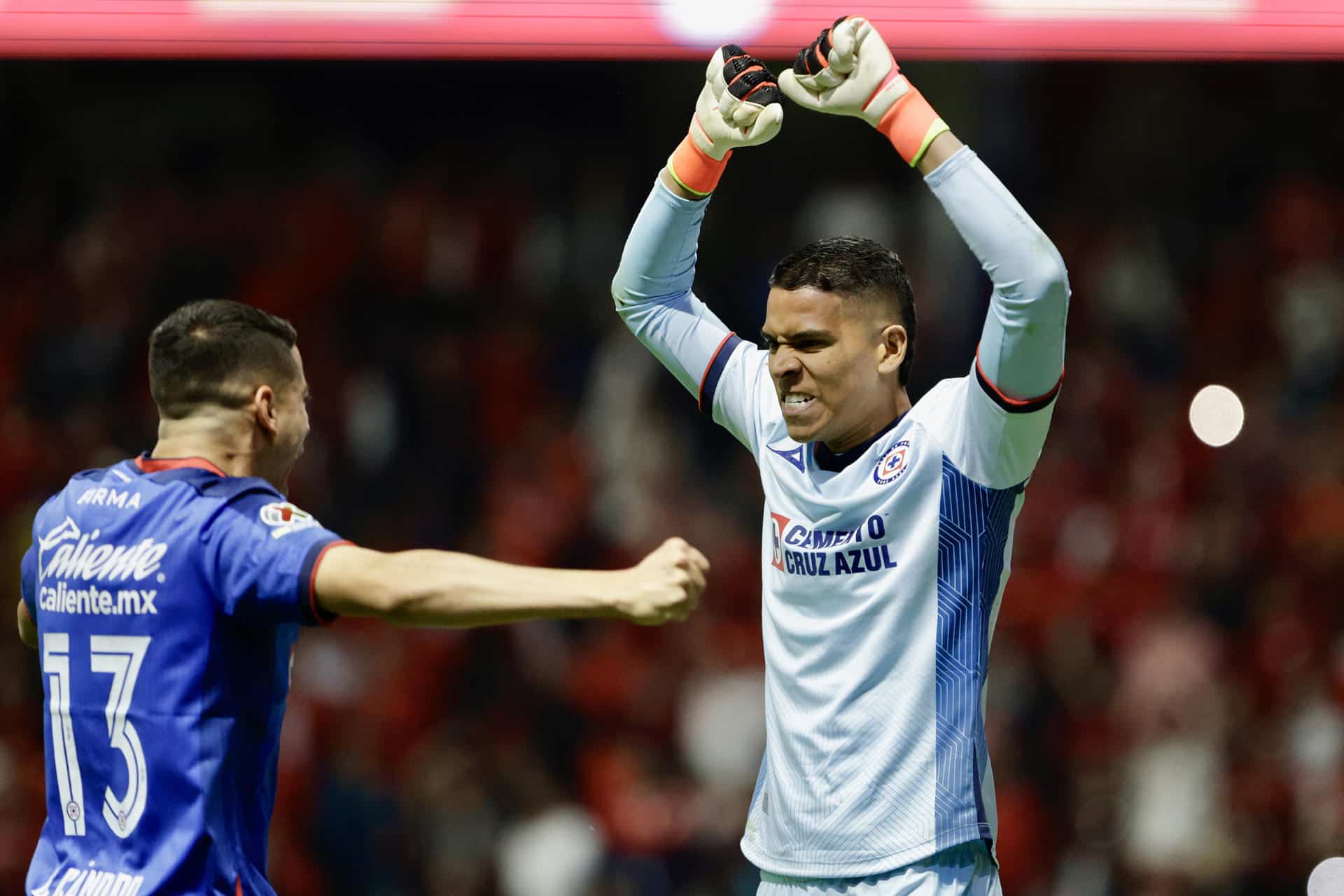 El portero Kevin Mier (d) de Cruz Azul celebra al atajar un tiro penal durante un partido del Torneo Clausura Liga MX entre Toluca y Cruz Azul, en el estadio Nemesio Díez en Toluca (México). Imagen de archivo. EFE/ Felipe Gutiérrez