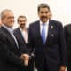 Fotografía cedida por Prensa Miraflores del presidente de Venezuela, Nicolás Maduro (d), posando junto con el presidente de Irán, Masoud Pezeshkian, este jueves, durante la cumbre de los BRICS en Kazan (Rusia). EFE/ PRENSA MIRAFLORES/SOLO USO EDITORIAL/NO VENTAS/SOLO DISPONIBLE PARA ILUSTRAR LA NOTICIA QUE ACOMPAÑA/CRÉDITO OBLIGATORIO