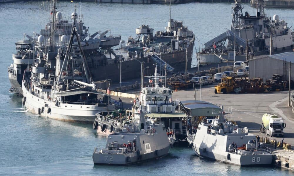 Barcos de la Armada de Taiwán maniobran en el puerto militar de la ciudad de Keelung, Taiwán, el 14 de octubre de 2024. EFE/EPA/RITCHIE B. TONGO