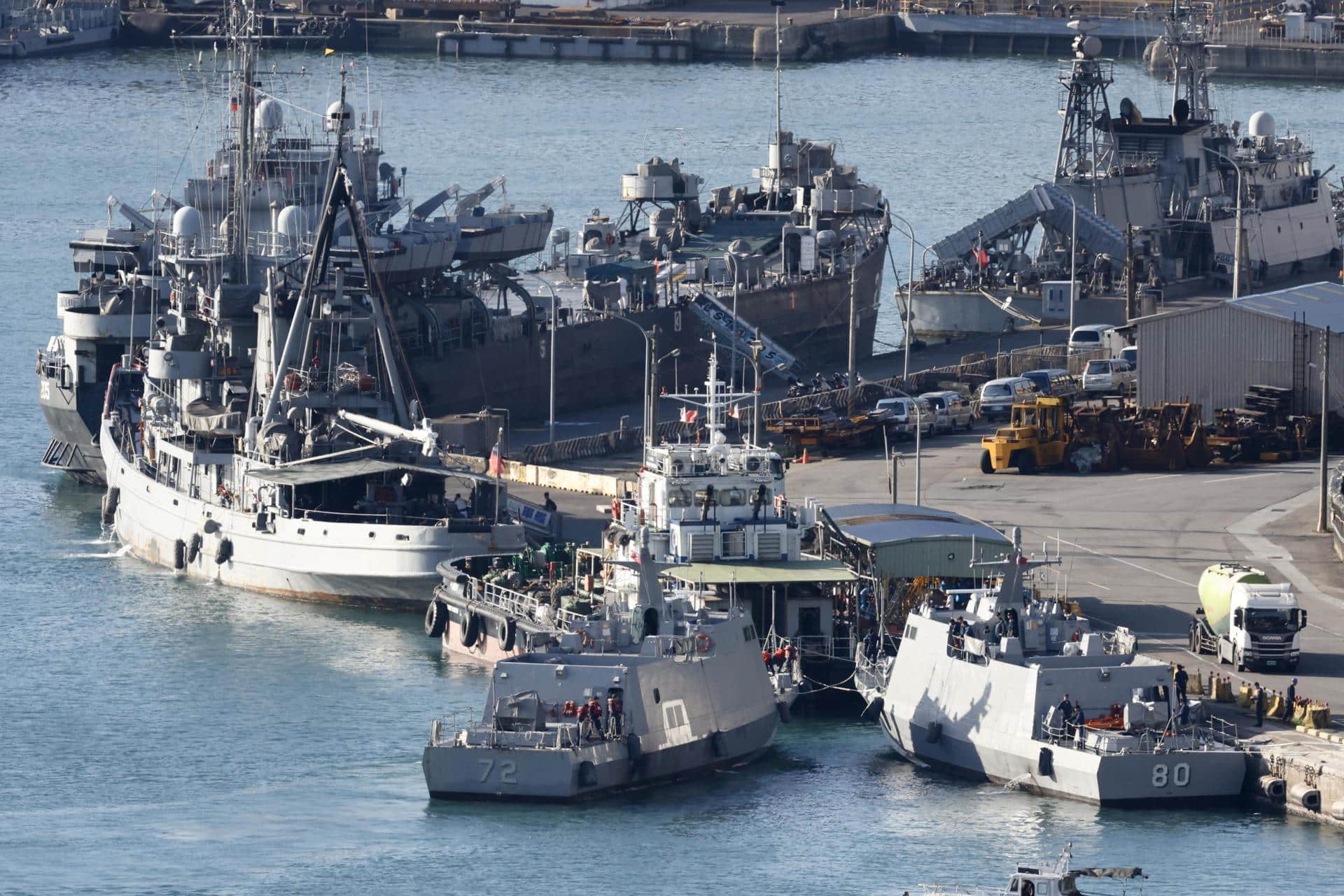 Barcos de la Armada de Taiwán maniobran en el puerto militar de la ciudad de Keelung, Taiwán, el 14 de octubre de 2024. EFE/EPA/RITCHIE B. TONGO