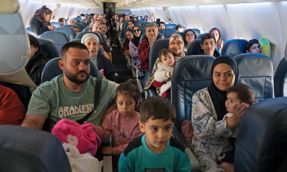 Fotografía cedida por la oficina de comunicaciones de la Cancillería de Colombia de los 117 connacionales repatriados desde Líbano este jueves, en Bogotá (Colombia) EFE/Cancillería de Colombia