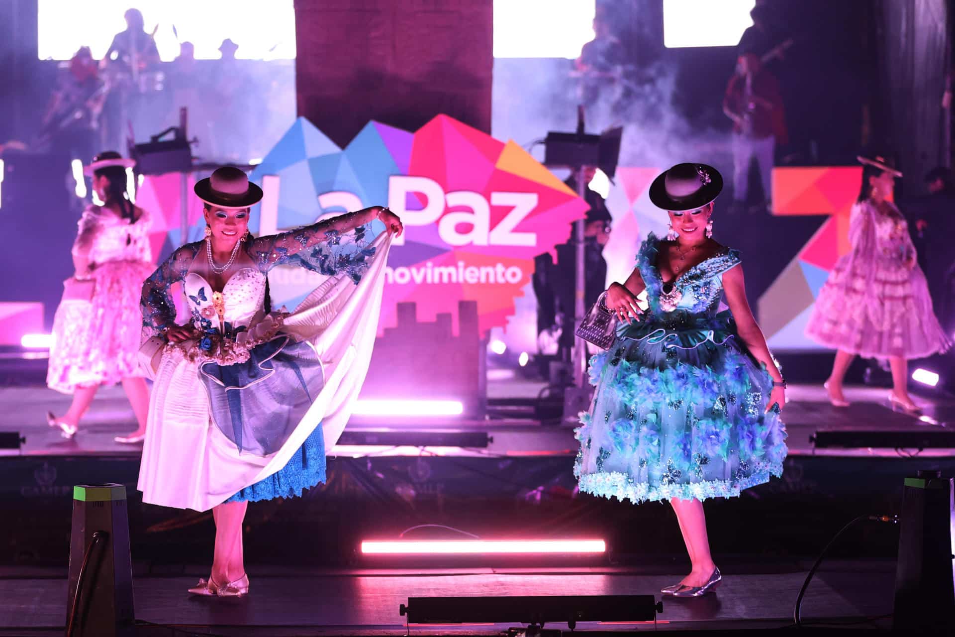 Mujeres desfilan como chola paceña este viernes en La Paz (Bolivia). EFE/ Luis Gandarillas