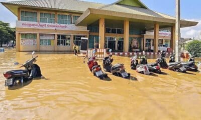 Una fotografía muestra varias motos bajo el agua el sábado por las inundaciones en la ciudad de Chiang Mai, en el norte de Tailandia. EFE/EPA/PUBLIC RELATIONS OFFICE REGION 3 HANDOUT BEST QUALITY AVAILABLEHANDOUT EDITORIAL USE ONLY/NO SALES