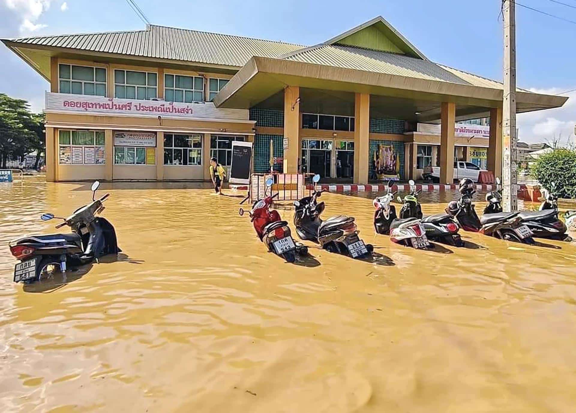 Una fotografía muestra varias motos bajo el agua el sábado por las inundaciones en la ciudad de Chiang Mai, en el norte de Tailandia. EFE/EPA/PUBLIC RELATIONS OFFICE REGION 3 HANDOUT BEST QUALITY AVAILABLEHANDOUT EDITORIAL USE ONLY/NO SALES