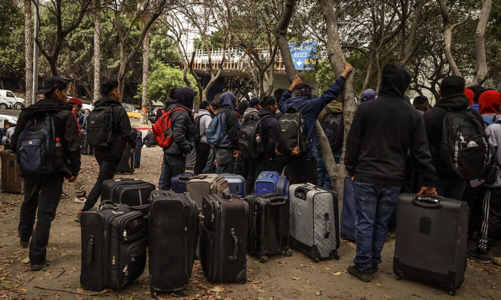 Jornaleros se reúnen para trasladarse y trabajar en campos agrícolas de California, el 8 de octubre de 2024,  en la ciudad de Tijuana (México). EFE/Joebeth Terríquez