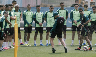 El técnico de la selección mexicana de fútbol Javier Aguirre (c) dirige un entrenamiento en el Centro de Alto Rendimiento en Ciudad de México (México). EFE/ Isaac Esquivel