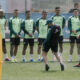 El técnico de la selección mexicana de fútbol Javier Aguirre (c) dirige un entrenamiento en el Centro de Alto Rendimiento en Ciudad de México (México). EFE/ Isaac Esquivel