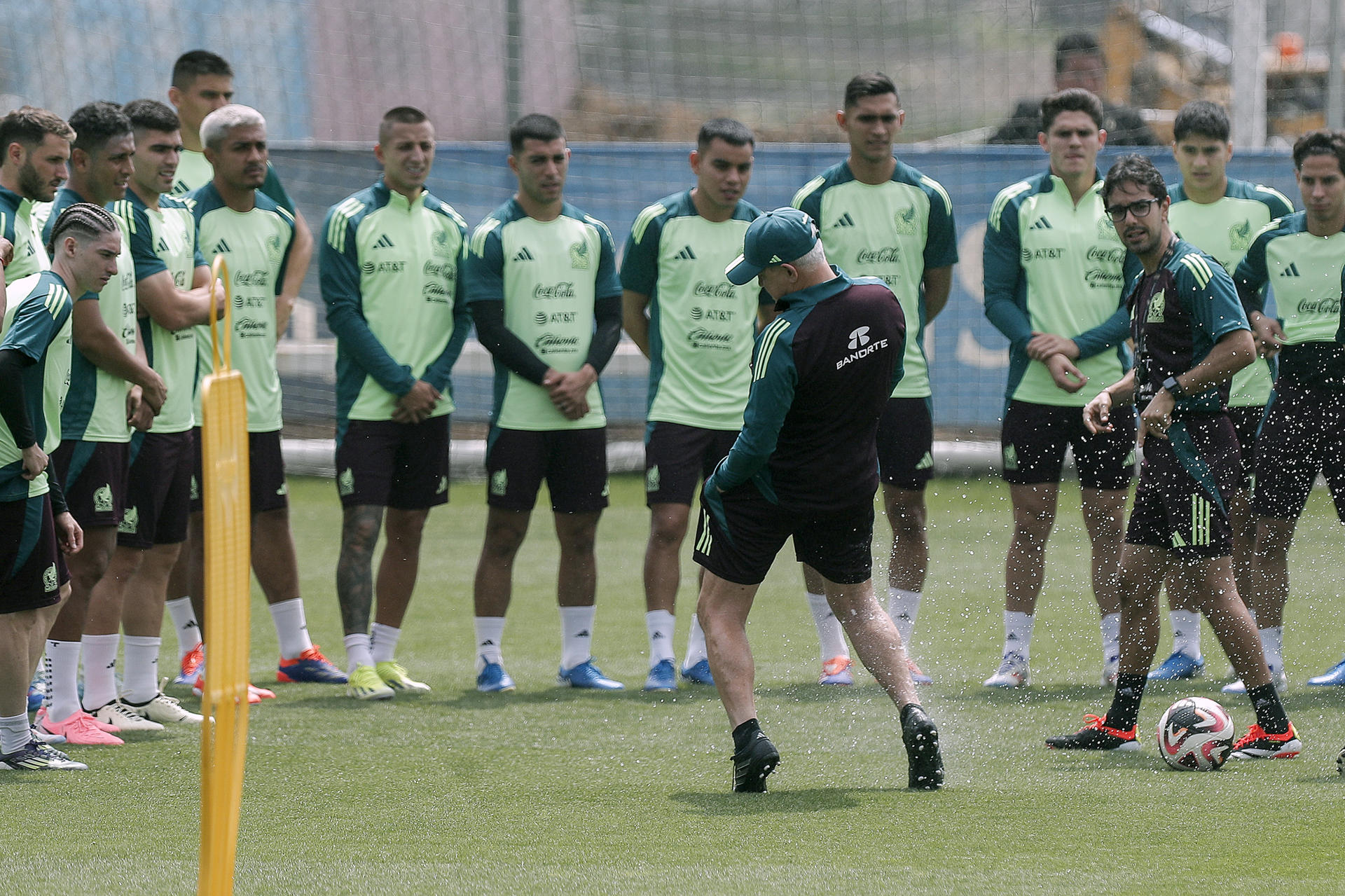 El técnico de la selección mexicana de fútbol Javier Aguirre (c) dirige un entrenamiento en el Centro de Alto Rendimiento en Ciudad de México (México). EFE/ Isaac Esquivel