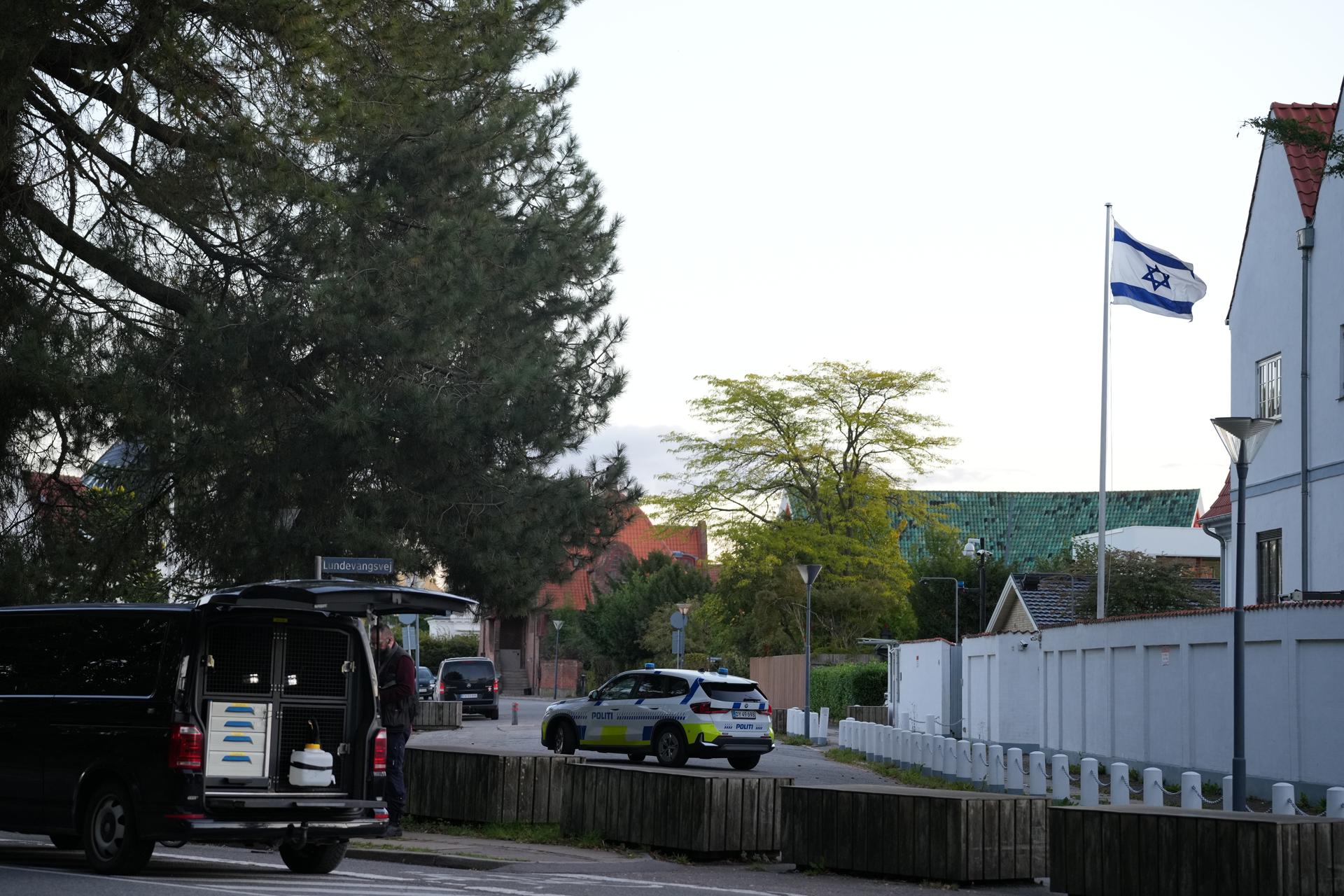 En la imagen un vehículo policial aparcado en el lugar de las dos explosiones registradas cerca de la embajada de Israel en Copenhague, el 2 de octubre de 2024. EFE/EPA/EMIL HELMS DENMARK OUT