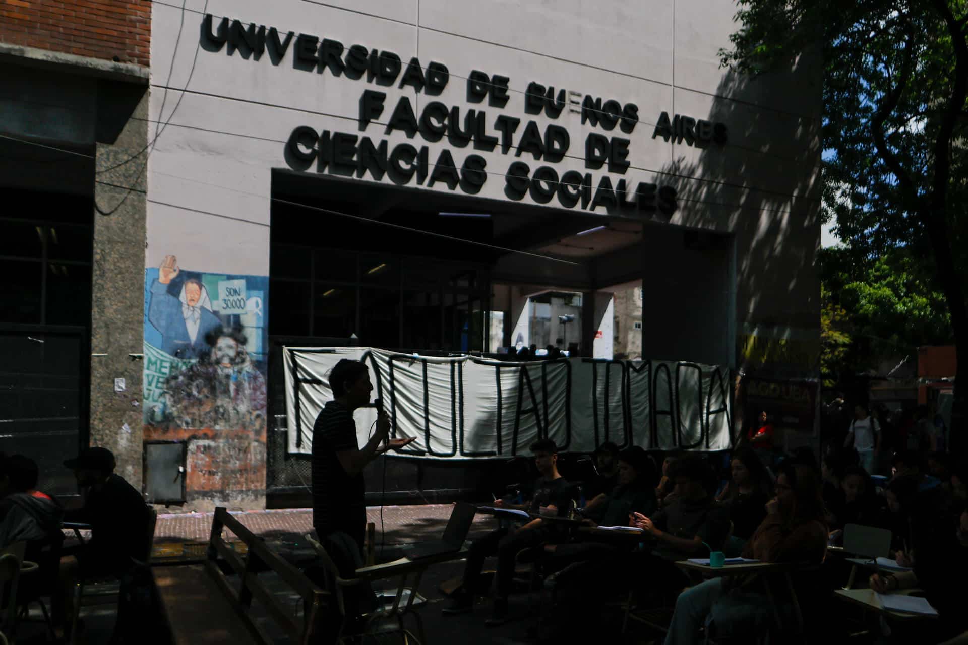 Estudiantes realizan clases frente a la Universidad de Ciencias Sociales en rechazo al veto a la ley de financiamiento universitario este martes, en Buenos Aires (Argentina). EFE/ Juan Ignacio Roncoroni