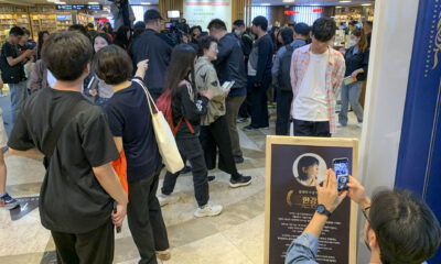 Clientes en la librería principal de la cadena Kyobo, en el distrito de Jongno en Seúl, se agolpan para adquirir libros de la escritora Han Kang un día después de que fuera galardonada con el premio Nobel de Literatura. EFE/Andrés Sánchez Braun