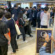 Clientes en la librería principal de la cadena Kyobo, en el distrito de Jongno en Seúl, se agolpan para adquirir libros de la escritora Han Kang un día después de que fuera galardonada con el premio Nobel de Literatura. EFE/Andrés Sánchez Braun