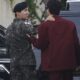 El miembro de BTS, J-Hope (izq.) y su compañero de banda Jin (der.), frente a la puerta principal de la 36.a División de Infantería del ejército, después de completar sus 18 meses de servicio militar obligatorio en la ciudad de Wonju, provincia de Gangwon-do, Corea del Sur, el 17 de octubre de 2024. EFE/EPA/JEON HEON-KYUN