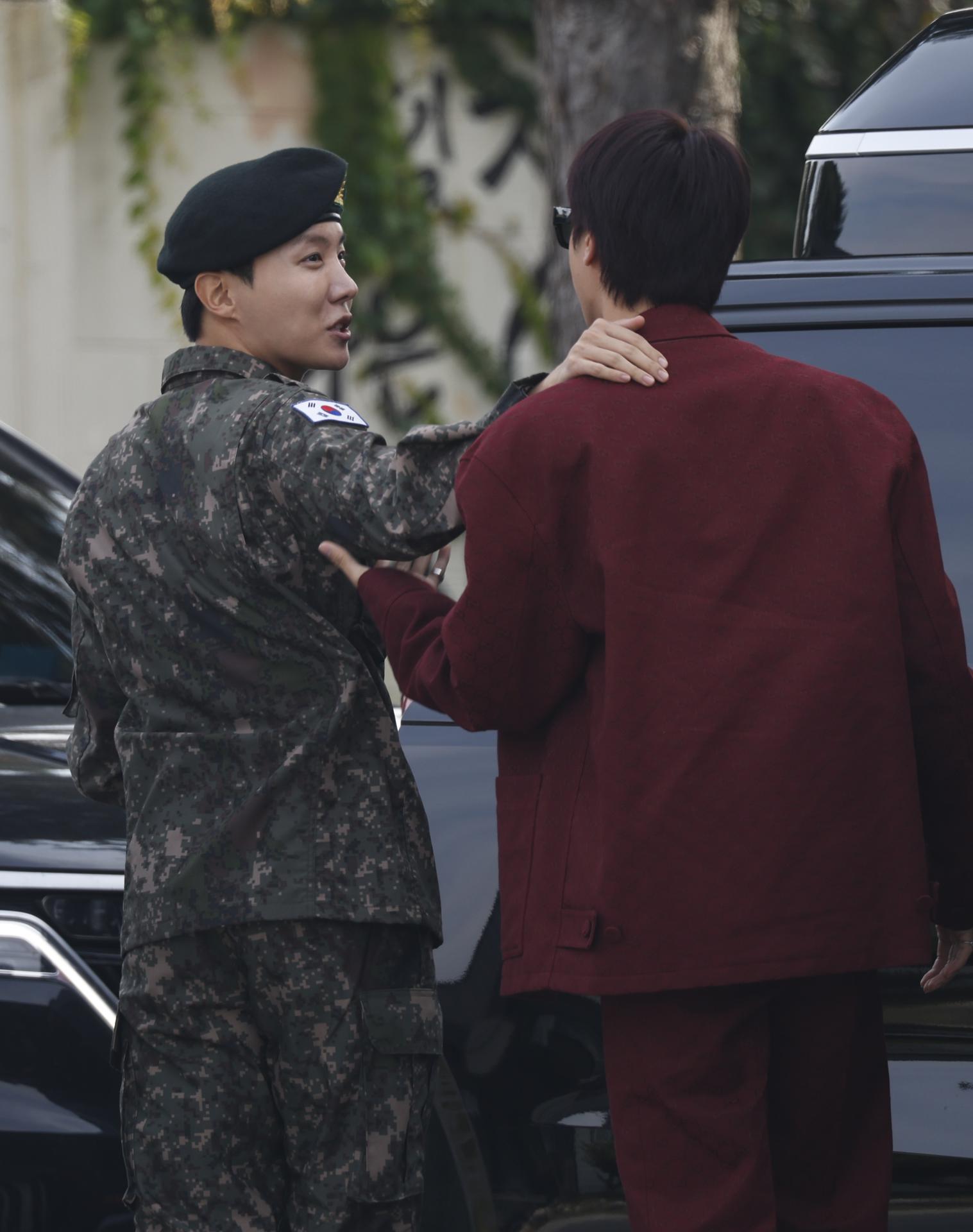 El miembro de BTS, J-Hope (izq.) y su compañero de banda Jin (der.), frente a la puerta principal de la 36.a División de Infantería del ejército, después de completar sus 18 meses de servicio militar obligatorio en la ciudad de Wonju, provincia de Gangwon-do, Corea del Sur, el 17 de octubre de 2024. EFE/EPA/JEON HEON-KYUN