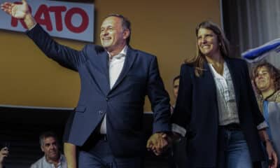 El candidato a la presidencia de Uruguay por el oficialista Partido Nacional, Álvaro Delgado, y su esposa Leticia Lateulade llegan al acto de cierre de campaña, este martes en Las Piedras (Uruguay). EFE/ Gastón Britos