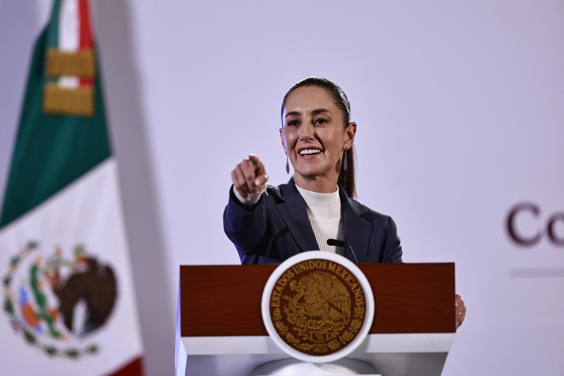 La presidenta de México, Claudia Sheinbaum, habla este miércoles, durante su primer conferencia de prensa, ofrecida en Palacio Nacional de la Ciudad de México (México). EFE/ Sáshenka Gutiérrez