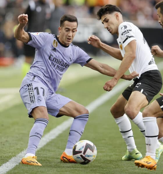 Lucas Vázquez (i) centrocampista del Real Madrid disputa unas posesión ante Andre Almeida (c), centrocampista portugués del Valencia CF durante un partido de LaLiga Santander. EFE/ Kai Forsterling