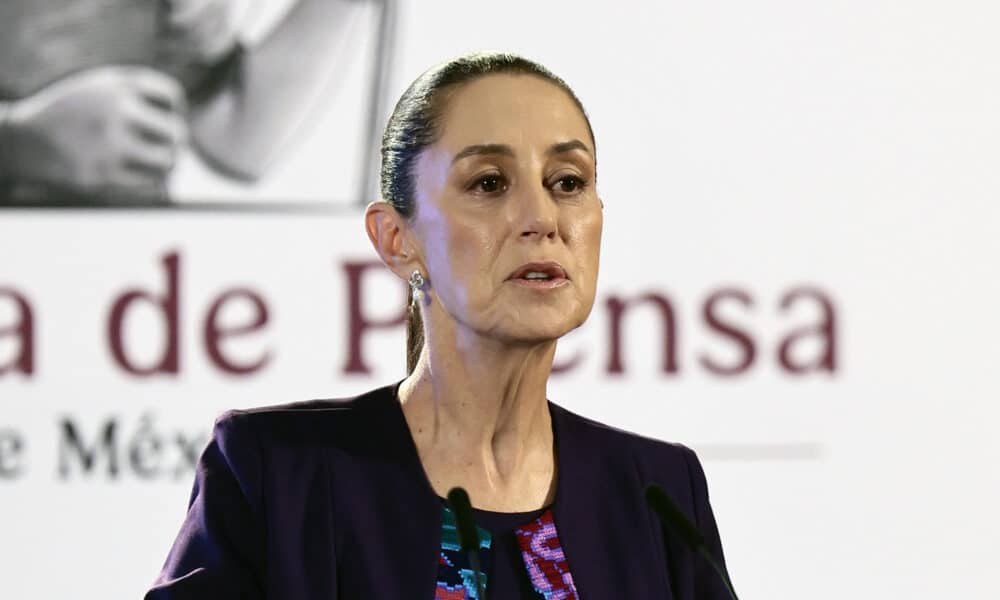 La presidenta de México, Claudia Sheinbaum, habla durante su conferencia de prensa matutina este miércoles, en Palacio Nacional de la Ciudad de México (México). EFE/ José Méndez