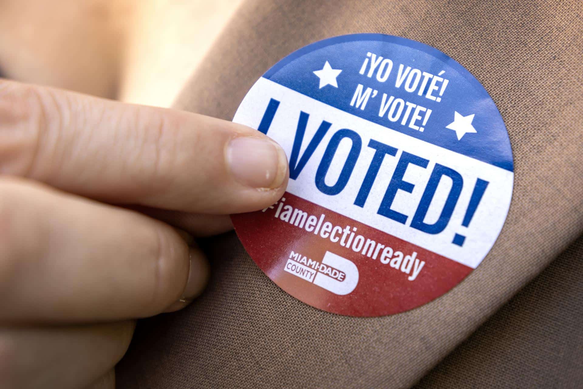 Una persona muestra una pegatina de 'Yo voté' después de emitir su voto en la biblioteca de Palmetto Bay en la votación anticipada para las elecciones presidenciales estadounidenses de 2024 en Miami, Florida, EE.UU., el 29 de octubre de 2024. EFE/CRISTÓBAL HERRERA-ULASHKEVICH