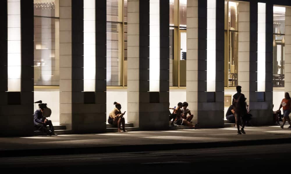 Fotografía del 20 de octubre de 2024 de personas observando sus celulares durante un apagón, en La Habana, (Cuba). EFE/ Ernesto Mastrascusa