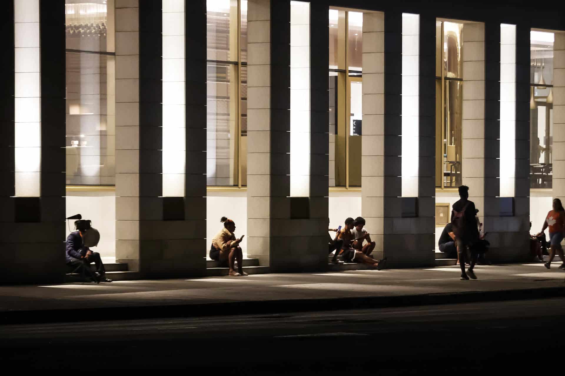 Fotografía del 20 de octubre de 2024 de personas observando sus celulares durante un apagón, en La Habana, (Cuba). EFE/ Ernesto Mastrascusa