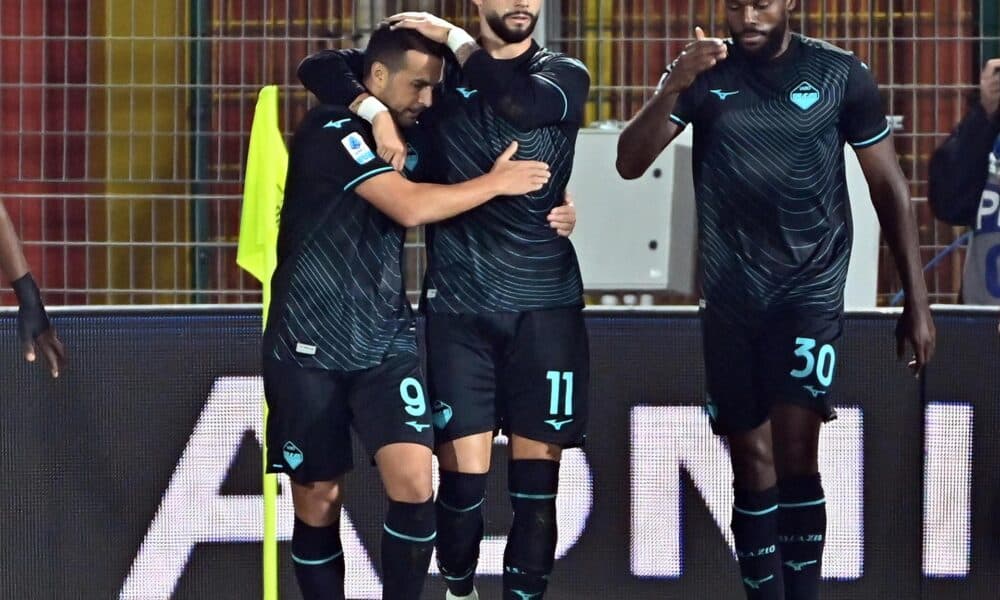 Pedro celebra un gol con Taty Castellanos y Nuno Tavares. EFE/EPA/FABRIZIO CUSA