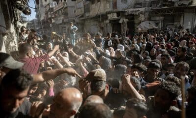 Miles de desplazados se agolpan frente a las panaderías para obtener pan ante la escasez de harina y el aumento de sus precios como resultado del continuo cierre de los cruces por parte del ejército de ocupación, en Khan Yunis, sur de la Franja de Gaza, este jueves. EFE/ Haitham Imad