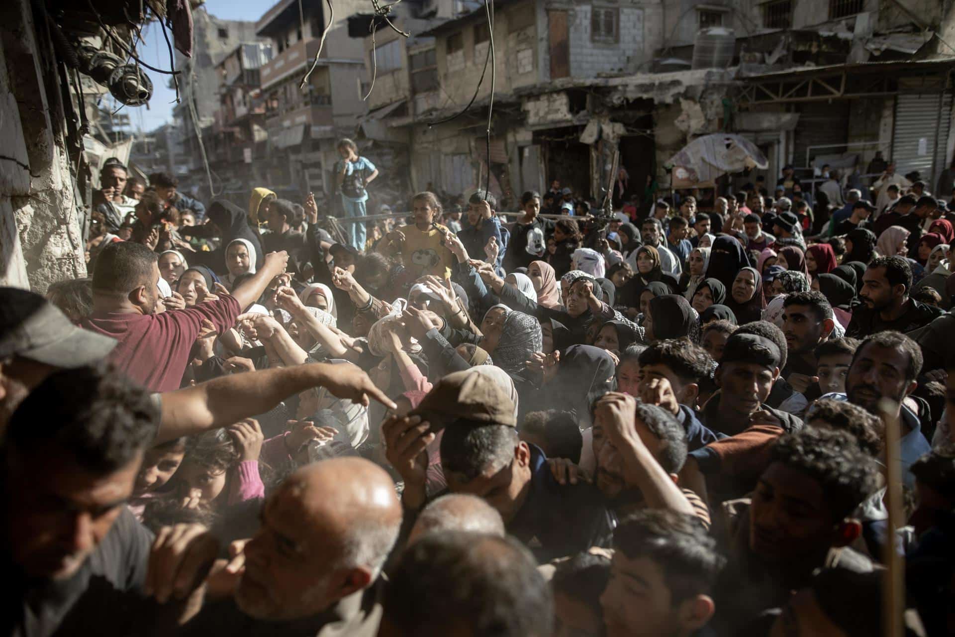 Miles de desplazados se agolpan frente a las panaderías para obtener pan ante la escasez de harina y el aumento de sus precios como resultado del continuo cierre de los cruces por parte del ejército de ocupación, en Khan Yunis, sur de la Franja de Gaza, este jueves. EFE/ Haitham Imad