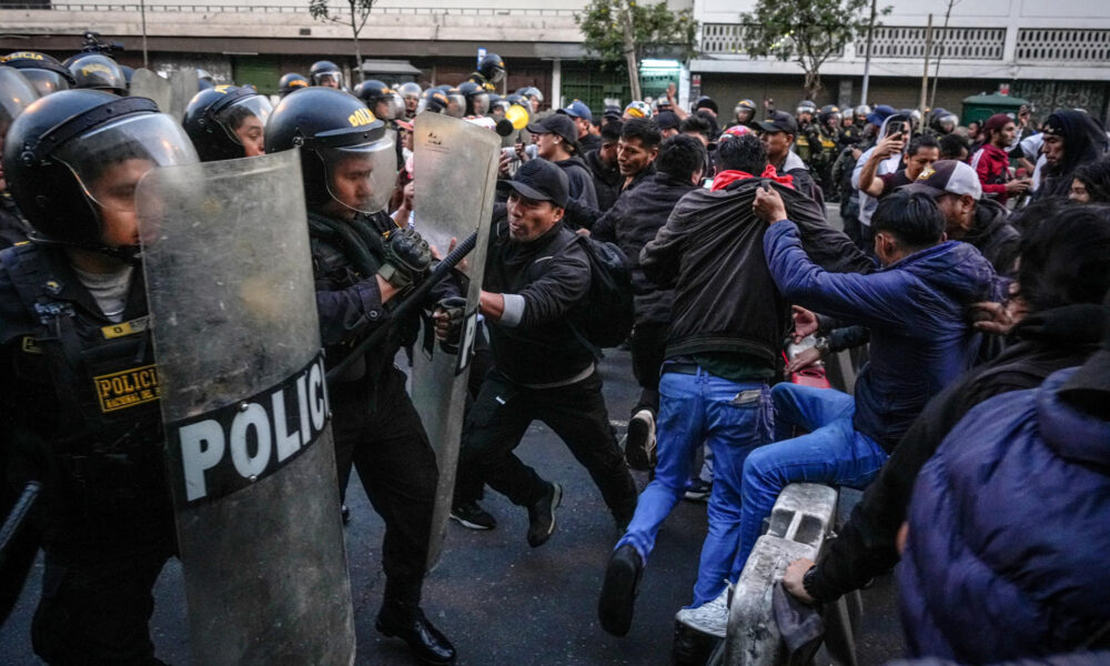 Manifestantes y miembros de la Policía se enfrentan durante una protesta este jueves, en Lima (Perú). EFE/ STR