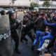 Manifestantes y miembros de la Policía se enfrentan durante una protesta este jueves, en Lima (Perú). EFE/ STR