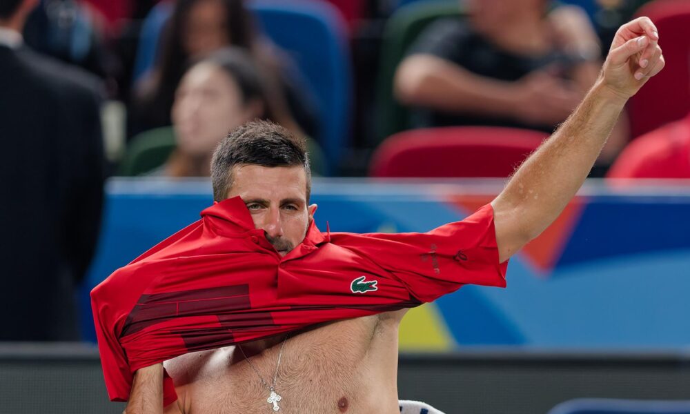 El tenista serbio Novak Djokovic durante su partido de cuartos de final individual masculino contra el checo Jakub Mensik en el Másters 1.000 de Shanghái, China. EFE/EPA/ALEX PLAVEVSKI