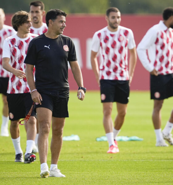 El entrenador del Griona FC, Michel Sánchez (i), y varios de sus jugadores durante el entrenamiento que el equipo gironés ha realizado en la Girona Football Academy para preparar el partido de Liga de Campeones que disputarán ante el Feyenoord. EFE/David Borrat.