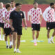 El entrenador del Griona FC, Michel Sánchez (i), y varios de sus jugadores durante el entrenamiento que el equipo gironés ha realizado en la Girona Football Academy para preparar el partido de Liga de Campeones que disputarán ante el Feyenoord. EFE/David Borrat.