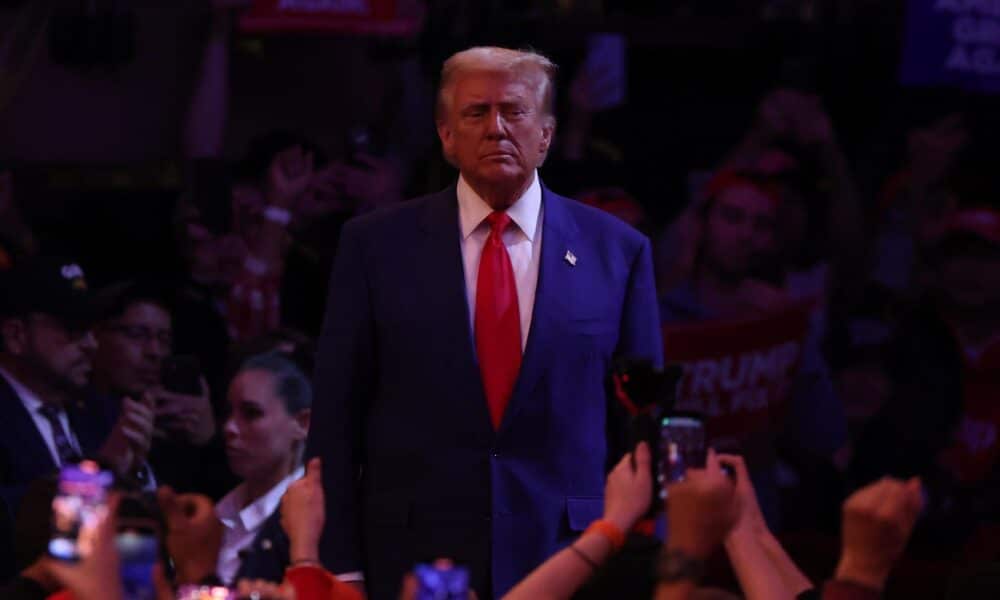 El expresidente estadounidense y candidato presidencial republicano Donald Trump sube al escenario durante un mitin celebrado en el Madison Square Garden de Nueva York, en Nueva York, EE. UU., el 27 de octubre de 2024. EFE/EPA/Sarah Yenesel