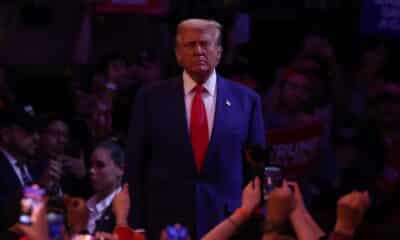 El expresidente estadounidense y candidato presidencial republicano Donald Trump sube al escenario durante un mitin celebrado en el Madison Square Garden de Nueva York, en Nueva York, EE. UU., el 27 de octubre de 2024. EFE/EPA/Sarah Yenesel