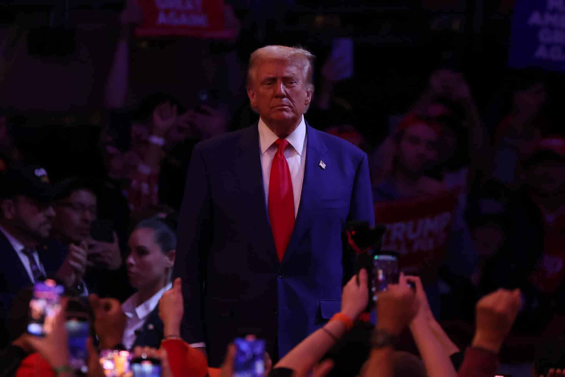 El expresidente estadounidense y candidato presidencial republicano Donald Trump sube al escenario durante un mitin celebrado en el Madison Square Garden de Nueva York, en Nueva York, EE. UU., el 27 de octubre de 2024. EFE/EPA/Sarah Yenesel