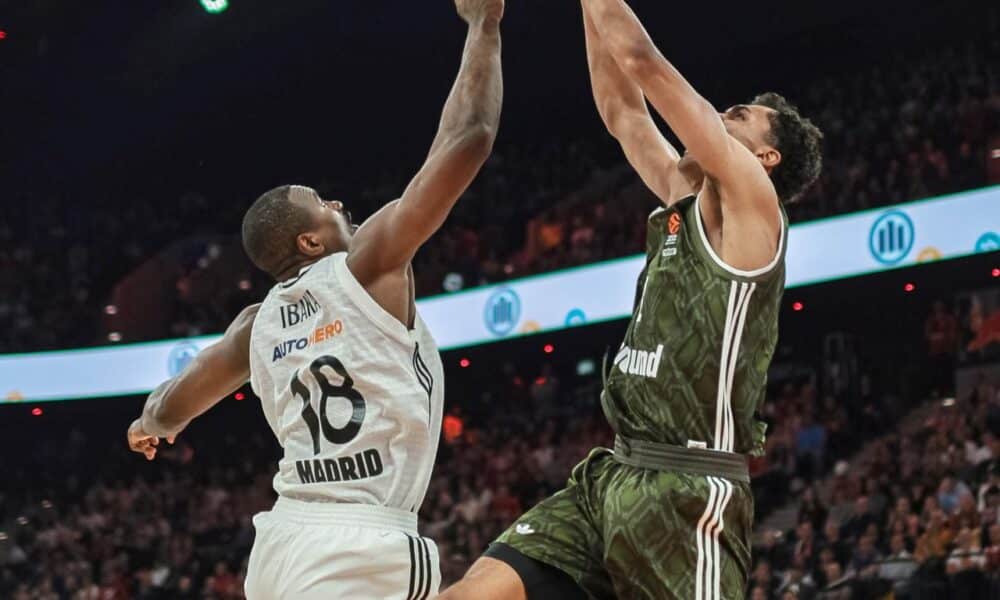 Oscar da Silva (d), del Bayern, y Serge Ibaka (i), del Real Madrid, durante el partido que enfrentó a ambos equipos en Munich.EFE/EPA/LEONHARD SIMON