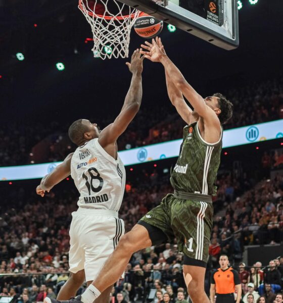 Oscar da Silva (d), del Bayern, y Serge Ibaka (i), del Real Madrid, durante el partido que enfrentó a ambos equipos en Munich.EFE/EPA/LEONHARD SIMON