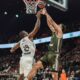 Oscar da Silva (d), del Bayern, y Serge Ibaka (i), del Real Madrid, durante el partido que enfrentó a ambos equipos en Munich.EFE/EPA/LEONHARD SIMON