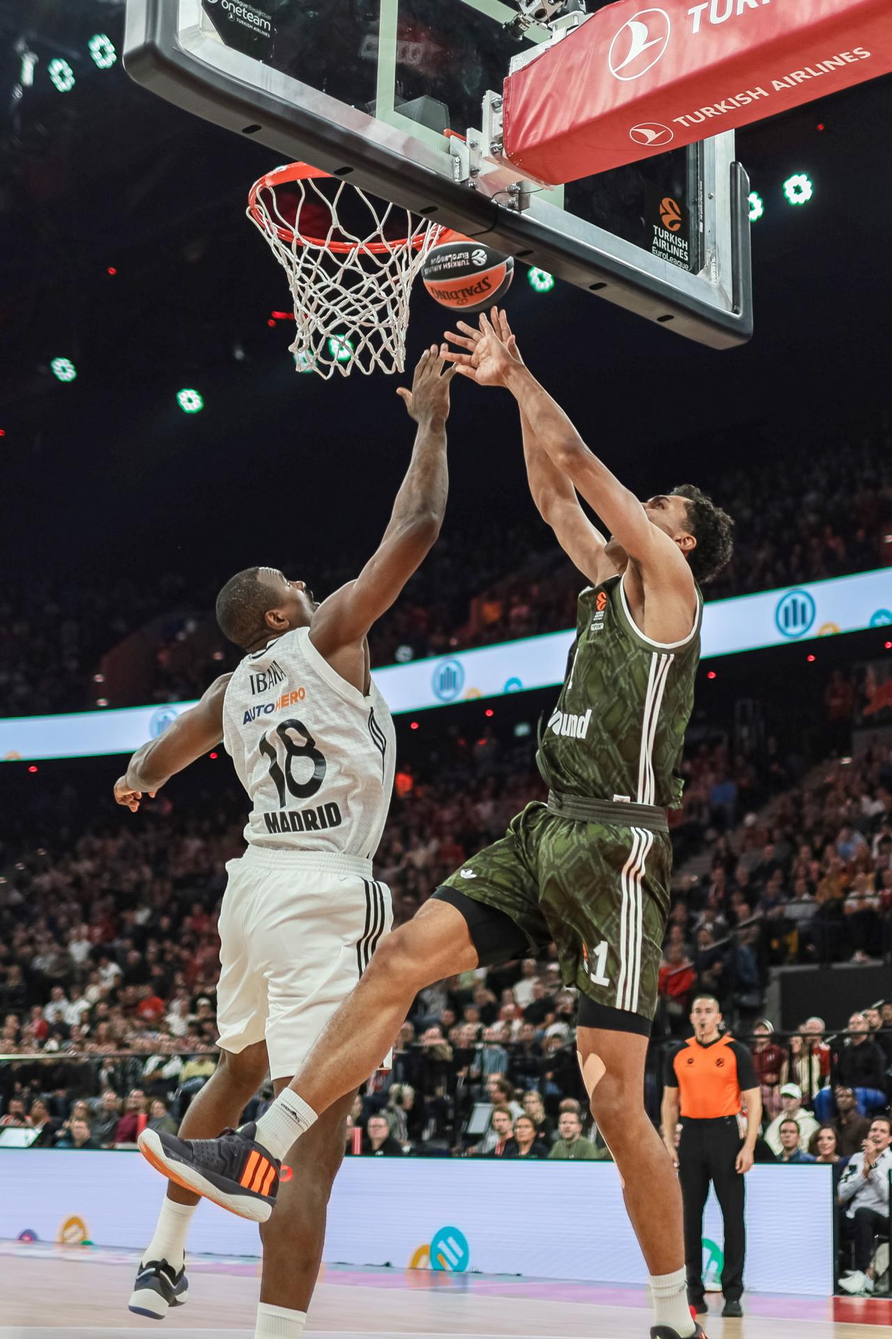 Oscar da Silva (d), del Bayern, y Serge Ibaka (i), del Real Madrid, durante el partido que enfrentó a ambos equipos en Munich.EFE/EPA/LEONHARD SIMON