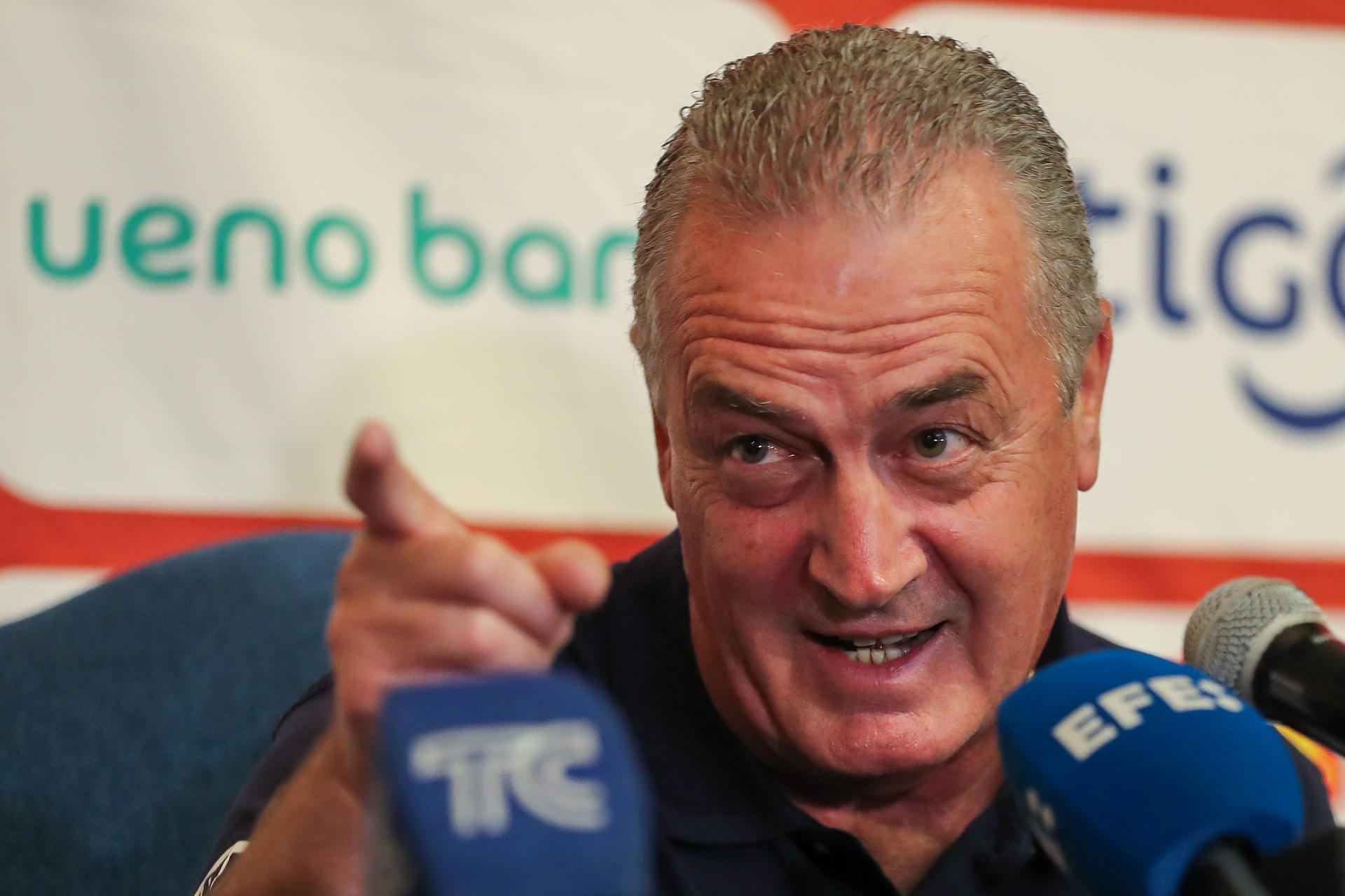 El entrenador de la selección paraguaya de fútbol, Gustavo Alfaro, habla durante una rueda de prensa en Quito (Ecuador). EFE/ José Jácome