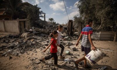 Niños palestinos caminan entre los escombros en Deir Al Balah, en la Franja de Gaza, este 4 de octubre. EFE/EPA/MOHAMMED SABER